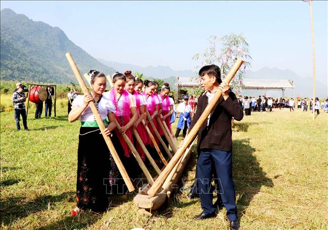 Making green rice is part of the festival. VNA Photo: Đinh Thùy