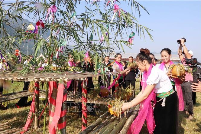 Local people perform a ritual to worship the rice’s soul to express people’s gratitude to God of agriculture. VNA Photo: Đinh Thùy