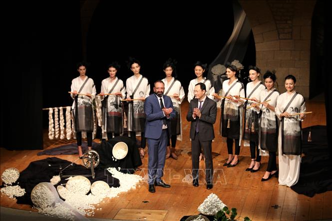 Đại sứ Việt Nam tại Cộng hòa Italy kiêm nhiệm Cộng hòa San Mario Dương Hải Hưng và Bộ trưởng Ngoại giao Cộng hòa San Mario Luca Beccari tại sự kiện văn hóa “Lụa với San Marino”. (Ảnh Trường Dụy)