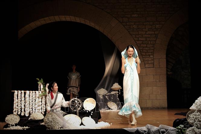 Trang phục trong bộ sưu tập của nhà thiết kế Minh Hạnh sáng tạo riêng cho San Marino trên nền lụa của Vietnam Silk House. (Ảnh Trường Dụy)