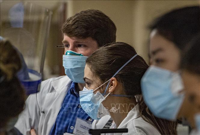 Trong ảnh: Nhân viên y tế điều trị cho bệnh nhân nhiễm COVID-19 tại bệnh viện ở Hartford, Connecticut , Mỹ, ngày 18/1/2022. Ảnh: AFP/TTXVN
