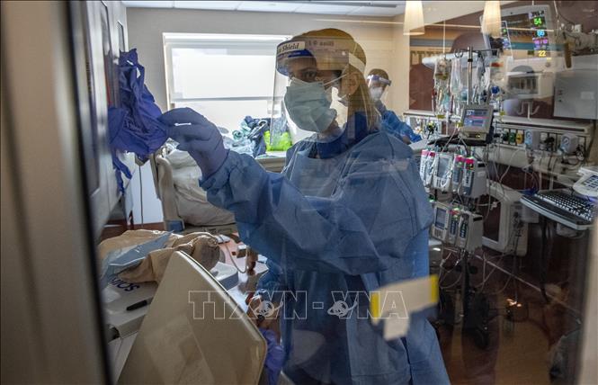 Trong ảnh: Nhân viên y tế điều trị cho bệnh nhân nhiễm COVID-19 tại bệnh viện ở Hartford, Connecticut , Mỹ, ngày 18/1/2022. Ảnh: AFP/TTXVN
