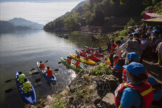 Trong ảnh: Các VĐV tham gia phần thi đua thuyền kayak trên hồ Hòa Bình. Ảnh: Trọng Đạt-TTXVN