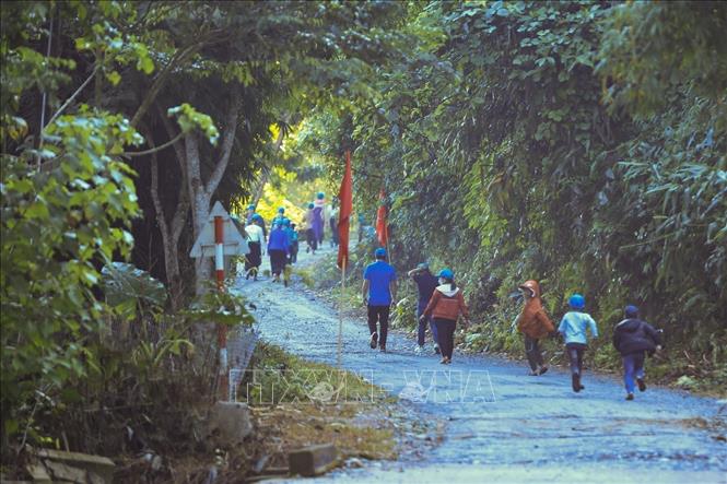 Trong ảnh: Có gần 200 vận động viên và du khách tham gia đi bộ trải nghiệm trên cung đường dài 4Km từ Xóm Ké – Xóm Mái, là cung đường du lịch xanh – sạch – đẹp của xã Hiền Lương, huyện Đà Bắc. Ảnh: Trọng Đạt-TTXVN