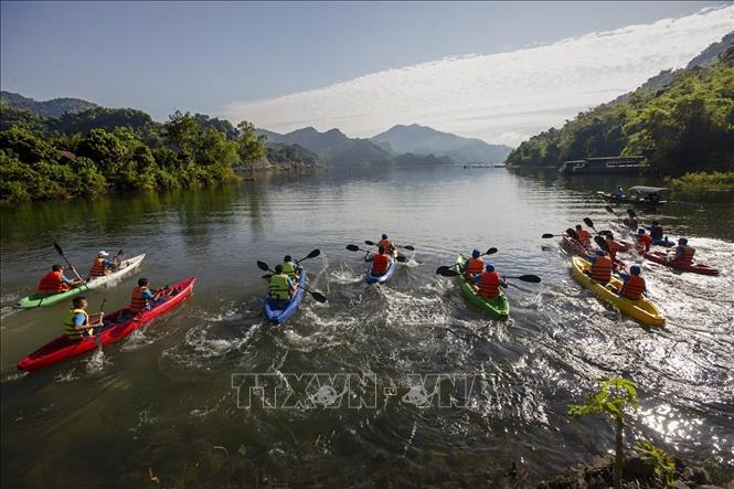 Trong ảnh: Các VĐV tham gia phần thi đua thuyền kayak trên hồ Hòa Bình. Ảnh: Trọng Đạt-TTXVN