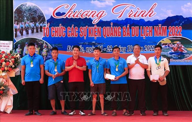 Trong ảnh: Ban tổ chức trao phần thưởng, huy chương cho các đội đua có thành tích cao. Ảnh: Trọng Đạt-TTXVN