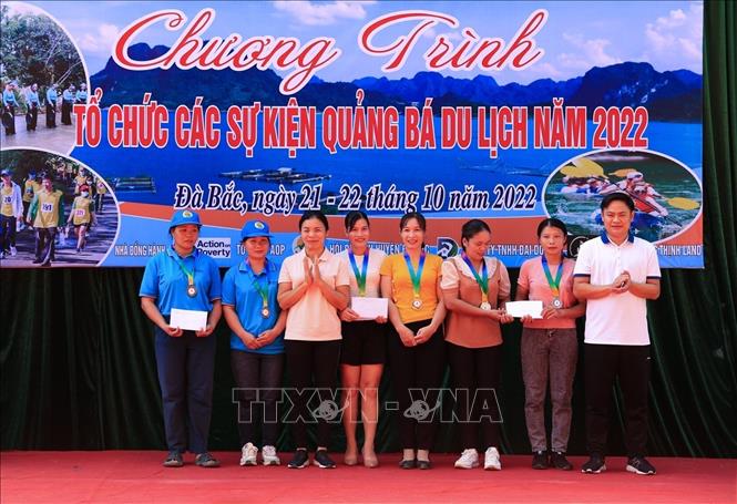 Trong ảnh: Ban tổ chức trao phần thưởng, huy chương cho các đội đua có thành tích cao. Ảnh: Trọng Đạt-TTXVN