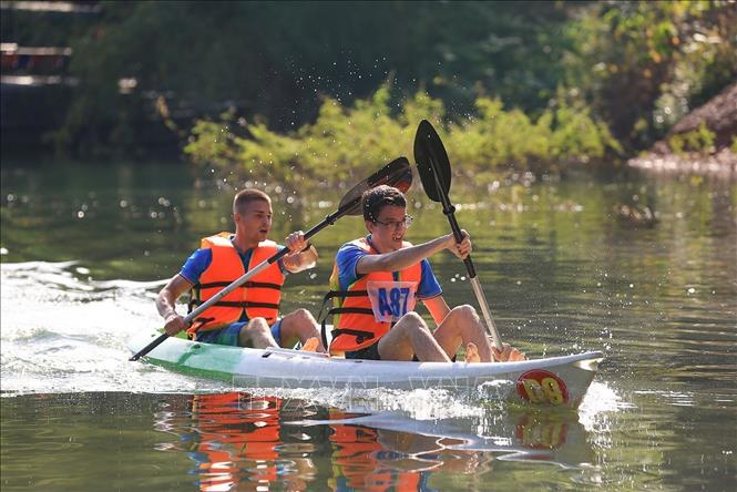 trong ảnh: Du khách quốc tế tham gia phần thi đua thuyền kayak cùng các đội đua trên hồ Hòa Bình. Ảnh: Trọng Đạt-TTXVN