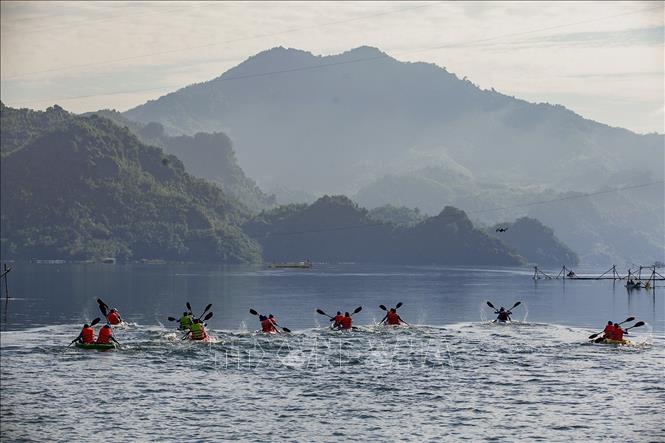 Trong ảnh: Các VĐV tham gia phần thi đua thuyền kayak. Ảnh: Trọng Đạt-TTXVN
