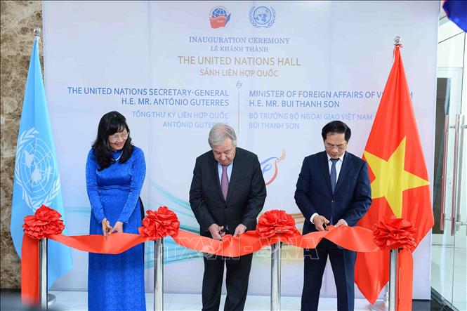 Tổng Thư ký LHQ António Guterres, Bộ trưởng Bộ Ngoại giao Bùi Thanh Sơn cắt băng khánh thành sản Liên hợp quốc. Ảnh: Minh Đức -TTXVN 