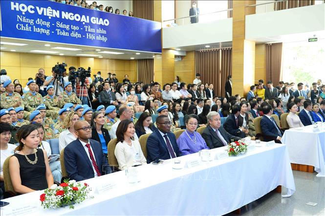 Tổng Thư ký LHQ António Guterres dự cuộc gặp và nói chuyện với đại diện thanh niên, sinh viên Việt Nam. Ảnh: Minh Đức -TTXVN