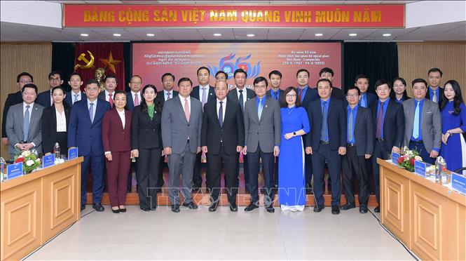 Trong ảnh: Bí thư thứ nhất Trung ương Đoàn Bùi Quang, Chủ tịch Hội liên hiệp Thanh niên Campuchia Hun Many cùng các đại biểu. Ảnh: Minh Đức - TTXVN
