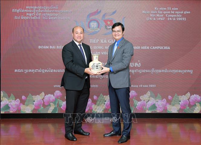 Trong ảnh: Bí thư thứ nhất Trung ương Đoàn Bùi Quang Huy trao tặng quà cho Chủ tịch Hội liên hiệp Thanh niên Campuchia Hun Many. Ảnh: Minh Đức - TTXVN