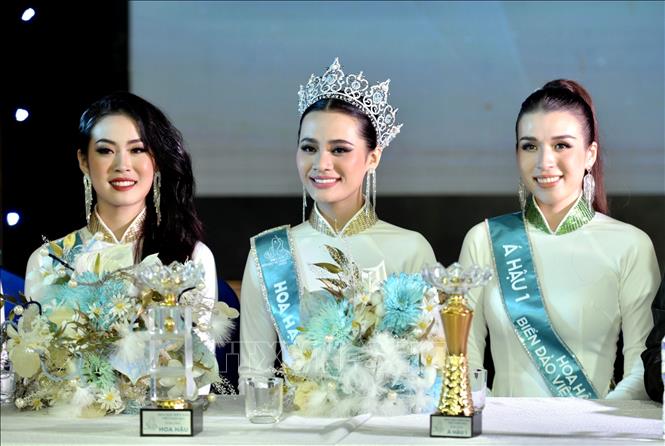 Top 3 Hoa hậu Biển đảo Việt Nam năm 2022 họp báo sau đăng quang. Ảnh: Thanh Vân-TTXVN