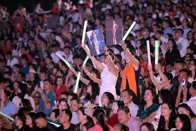 Khán giả cổ vũ cho các thi sinh Hoa hậu Biển đảo Việt Nam năm 2022. Ảnh: Thanh Vân-TTXVN