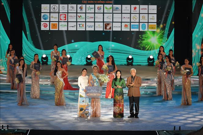 Bà Nguyễn Thị Hạnh, Phó Chủ tịch UBND tỉnh Quảng Ninh và đại diện Ban Tổ chức trao Vương miện và giải thưởng cho người đẹp Đinh Như Phương, Hoa hậu Biển đảo Việt Nam năm 2022. Ảnh: Thanh Vân-TTXVN