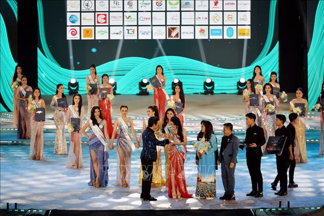 Đại diện Ban Tổ chức trao 12 giải phụ cho các thí sinh Hoa hậu Biển đảo Việt Nam năm 2022. Ảnh: Thanh Vân-TTXVN