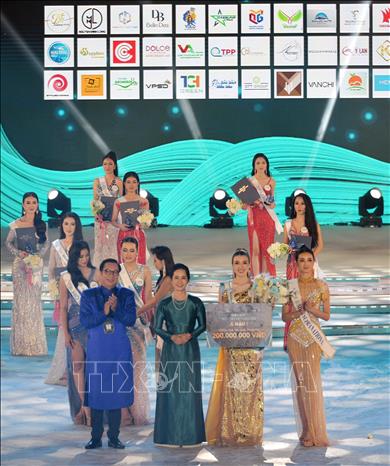 Đại diện Ban Tổ chức trao ngôi vị Á hậu 1 cho người đẹp Nguyễn Thu Hằng. Ảnh: Thanh Vân-TTXVN
