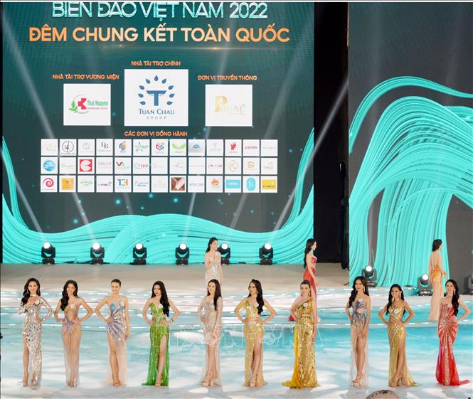 Các thí sinh lọt vào tốp 10 Hoa hậu Biển đảo năm 2022. Ảnh: Thanh Vân-TTXVN 