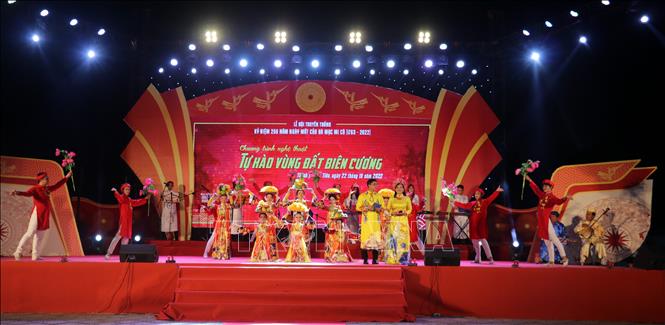 Biểu diễn nghệ thuật trong đêm khai mạc lễ hội. Ảnh: Lê Huy Hải – TTXVN