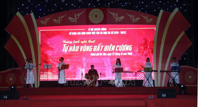 Biểu diễn nghệ thuật trong đêm khai mạc lễ hội. Ảnh: Lê Huy Hải – TTXVN