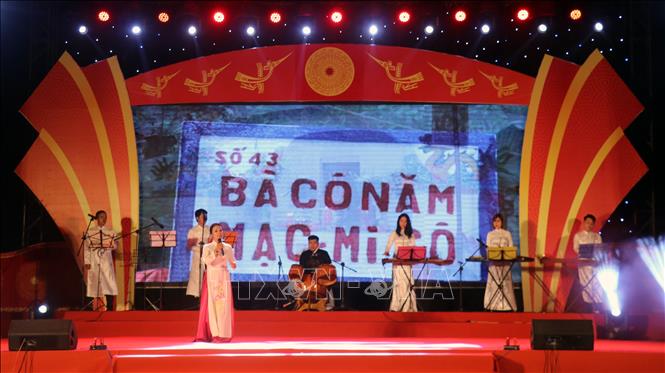 Biểu diễn nghệ thuật trong đêm khai mạc lễ hội. Ảnh: Lê Huy Hải – TTXVN