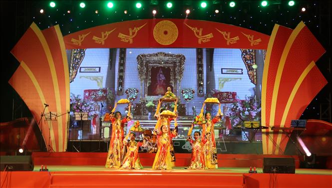 Biểu diễn nghệ thuật trong đêm khai mạc lễ hội. Ảnh: Lê Huy Hải – TTXVN