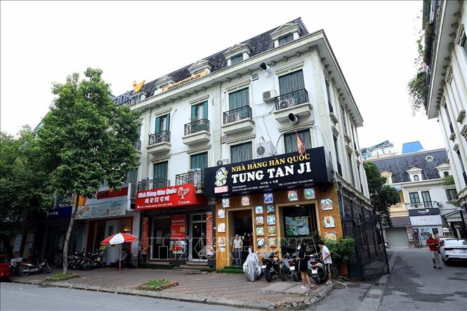 Những nhà hàng ở đây kinh doanh đủ các loại đồ ăn nổi tiếng của xứ sở Kim Chi, như Kimbab, Tokbokki, bánh cá, miến trộn, mì đen, rượu sochu.... Ảnh: Tuấn Anh - TTXVN
