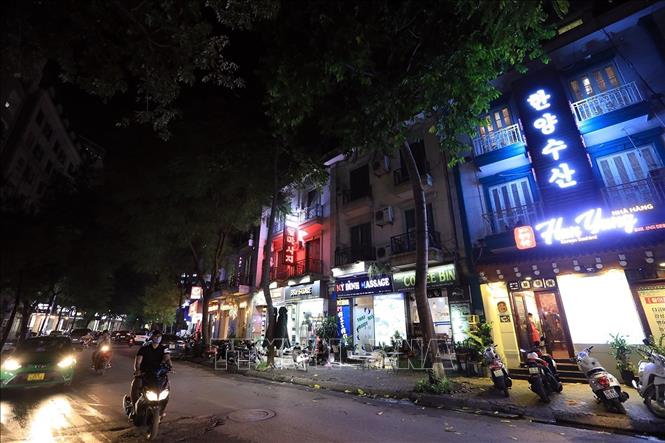 Dịch vụ dành cho người Hàn tại các khu phố này đều đầy đủ, từ nhà hàng, siêu thị, quán ăn, massage, làm đẹp cho đến giáo dục, y tế, bất động sản... Ảnh: Tuấn Anh - TTXVN 