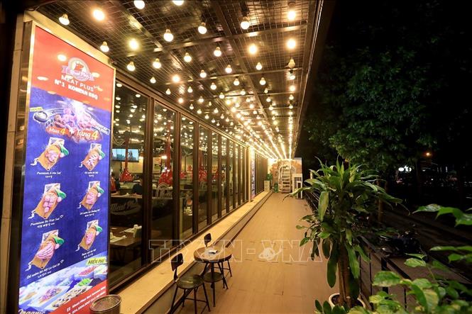 Các nhà hàng ở đây dù đa phần là do người Việt mở nhưng hầu như đều thuê đầu bếp người Hàn về làm việc, vì thế, hương vị món ăn bao giờ cũng đúng chuẩn Hàn Quốc. Ảnh: Tuấn Anh - TTXVN