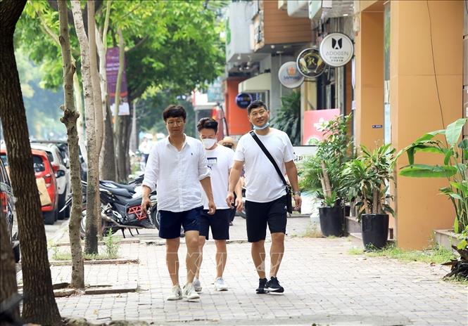 Dù có thái độ sống hòa nhã, lịch thiệp nhưng người Hàn Quốc ở Việt Nam thường khá kín đáo và 