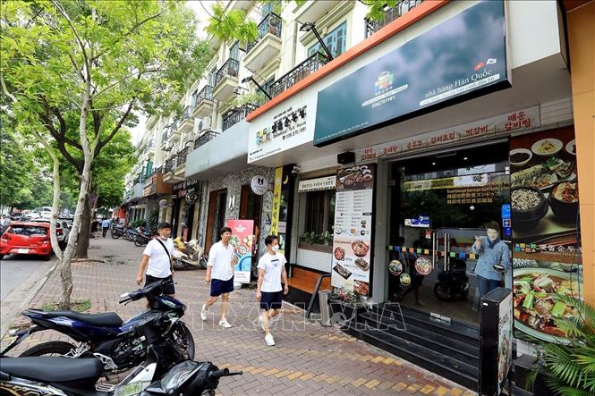 Người Hàn rất chịu chi tiền vào các dịch vụ như ăn uống, vui chơi, giải trí. Sau giờ làm việc, đàn ông thường thích đi nhậu và đôi lúc họ ngồi lại quán nhậu đến khuya. Ảnh: Tuấn Anh - TTXVN