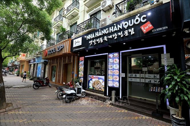 Một loạt các nhà hàng, quán ăn trên phố Trần Văn Lai, khu đô thị Mỹ Đình - Sông Đà. Ảnh: Tuấn Anh - TTXVN