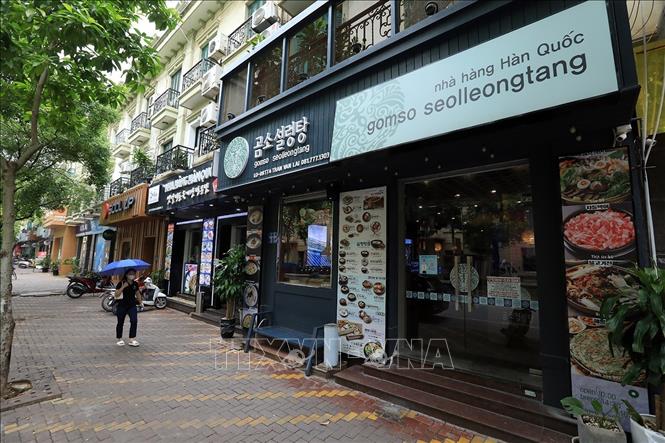 Một loạt các nhà hàng, quán ăn trên phố Trần Văn Lai, khu đô thị Mỹ Đình - Sông Đà. Ảnh: Tuấn Anh - TTXVN