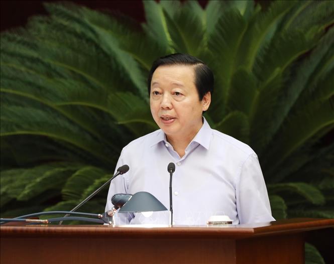 Đồng chí Trần Hồng Hà, Uỷ viên Trung ương Đảng, Bộ trưởng Bộ Tài nguyên và Môi trường trình bày tham luận tại hội nghị. Ảnh: Phương Hoa - TTXVN