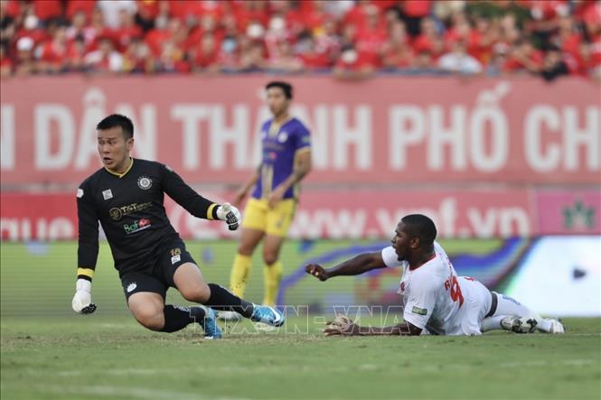 Pha dứt điểm trong tư thế việt vị của tiền đạo Rimario (số 9, Hải Phòng). Ảnh: Minh Quyết - TTXVN