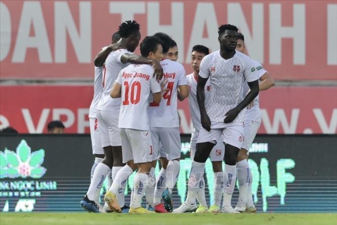 Các cầu thủ Hải Phòng ăn mừng bàn thắng nâng tỷ số lên 3-0 của cầu thủ Hải Huy (số 14). Ảnh: Minh Quyết - TTXVN