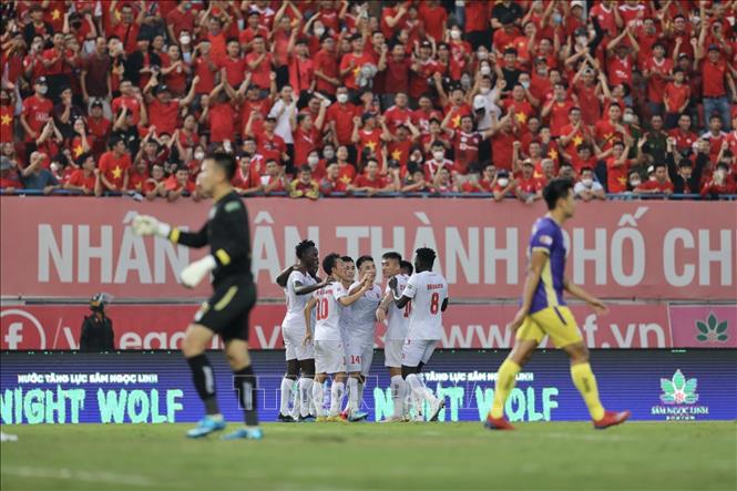 Các cầu thủ Hải Phòng ăn mừng bàn thắng nâng tỷ số lên 3-0 của cầu thủ Hải Huy (số 14). Ảnh: Minh Quyết - TTXVN