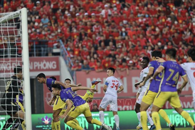 Tình huống đánh đầu phản lưới nhà của Bùi Hoàng Việt Anh (Hà Nội) ở phút 17 giúp chủ nhà Hải Phòng vươn lên dẫn trước 1-0. Ảnh: Minh Quyết - TTXVN