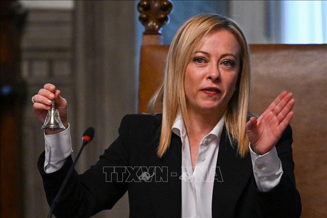 Trong ảnh: Tân Thủ tướng Italy Giorgia Meloni chủ trì cuộc họp nội các đầu tiên sau khi nhậm chức tại Rome ngày 23/10/2022. Ảnh: AFP/TTXVN