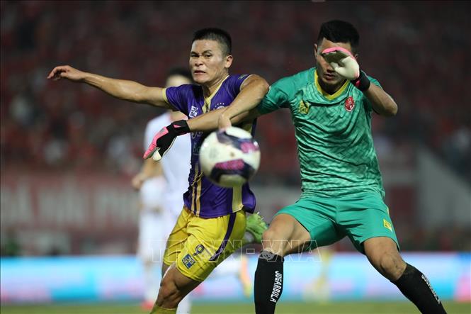 Pha áp sát khung thành của cầu thủ Tuấn Hải (số 9, Hà Nội). Ảnh: Minh Quyết - TTXVN