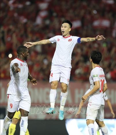 Cầu thủ Hải Huy (số 14, Hải Phòng) ghi bàn thắng nâng tỷ số lên 3-0 ở phút 37 của trận đấu. Ảnh: Minh Quyết - TTXVN