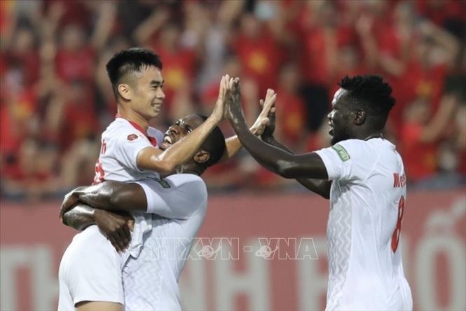 Cầu thủ Văn Minh (số 29, Hải Phòng) ghi bàn thắng nâng tỷ số lên 2-0 sau tình huống bất cẩn của thủ thành CLB Hà Nội. Ảnh: Minh Quyết - TTXVN