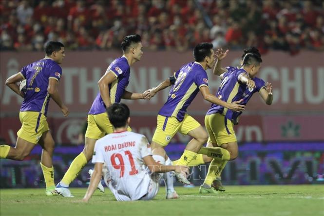 Cầu thủ Tuấn Hải (số 9, Hà Nội) ghi bàn thắng rút ngắn tỷ số xuống còn 2-3 cho CLB Hà Nội. Ảnh: Minh Quyết - TTXVN