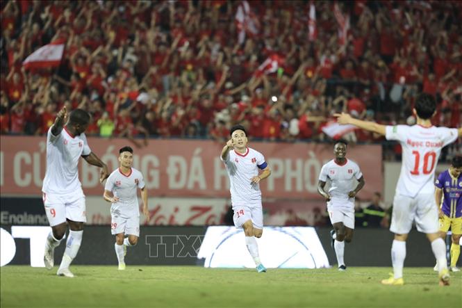 Cầu thủ Hải Huy (số 14, Hải Phòng) ghi bàn thắng nâng tỷ số lên 3-0 ở phút 37 của trận đấu. Ảnh: Minh Quyết - TTXVN