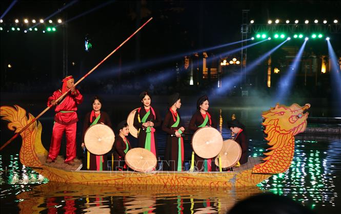 Các liền chị biểu diễn tại chương trình hát dân ca Quan họ trên thuyền. Ảnh: Đinh Văn Nhiều-TTXVN