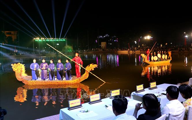 Chương trình thu hút đông đảo người dân và du khách đến thưởng thức. Ảnh: Đinh Văn Nhiều-TTXVN