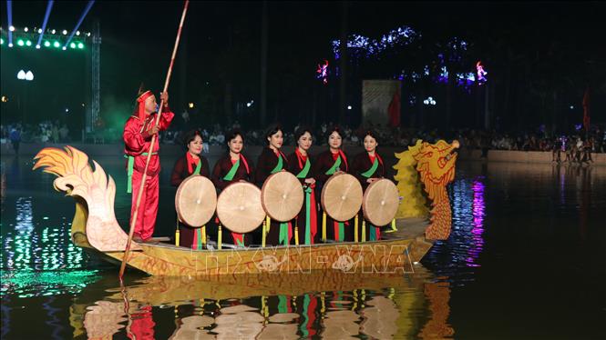 Các liền chị biểu diễn tại chương trình hát dân ca Quan họ trên thuyền. Ảnh: Đinh Văn Nhiều-TTXVN