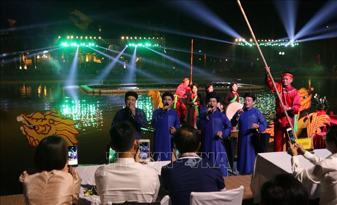 Các liền anh, liền chị biểu diễn tại chương trình hát dân ca Quan họ trên thuyền. Ảnh: Đinh Văn Nhiều-TTXVN