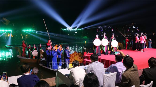 Các liền anh, liền chị biểu diễn tại chương trình hát dân ca Quan họ trên thuyền. Ảnh: Đinh Văn Nhiều-TTXVN